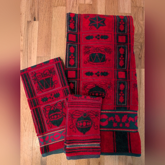 Vintage Red Christmas Holiday Towel set Green Gold Holly Ornaments Set Of 3 - Picture 3 of 16